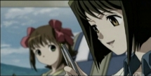Az a bigyó Yukiho kezében jelzi az iDOL-okhoz való affinitást.